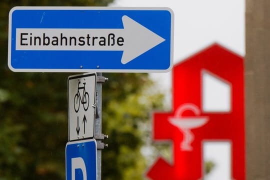 In der Einbahnstraße ausparken, ohne auf beide Richtungen zu achten, birgt eine Unfallgefahr.