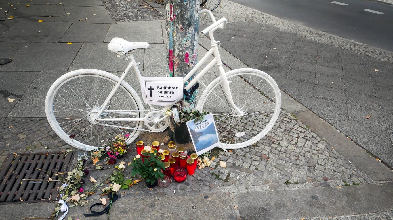 Geisterfahrrad: Die weißen Fahrräder werden dort angebracht, wo Radler im Straßenverkehr tödlich verunglückt sind.