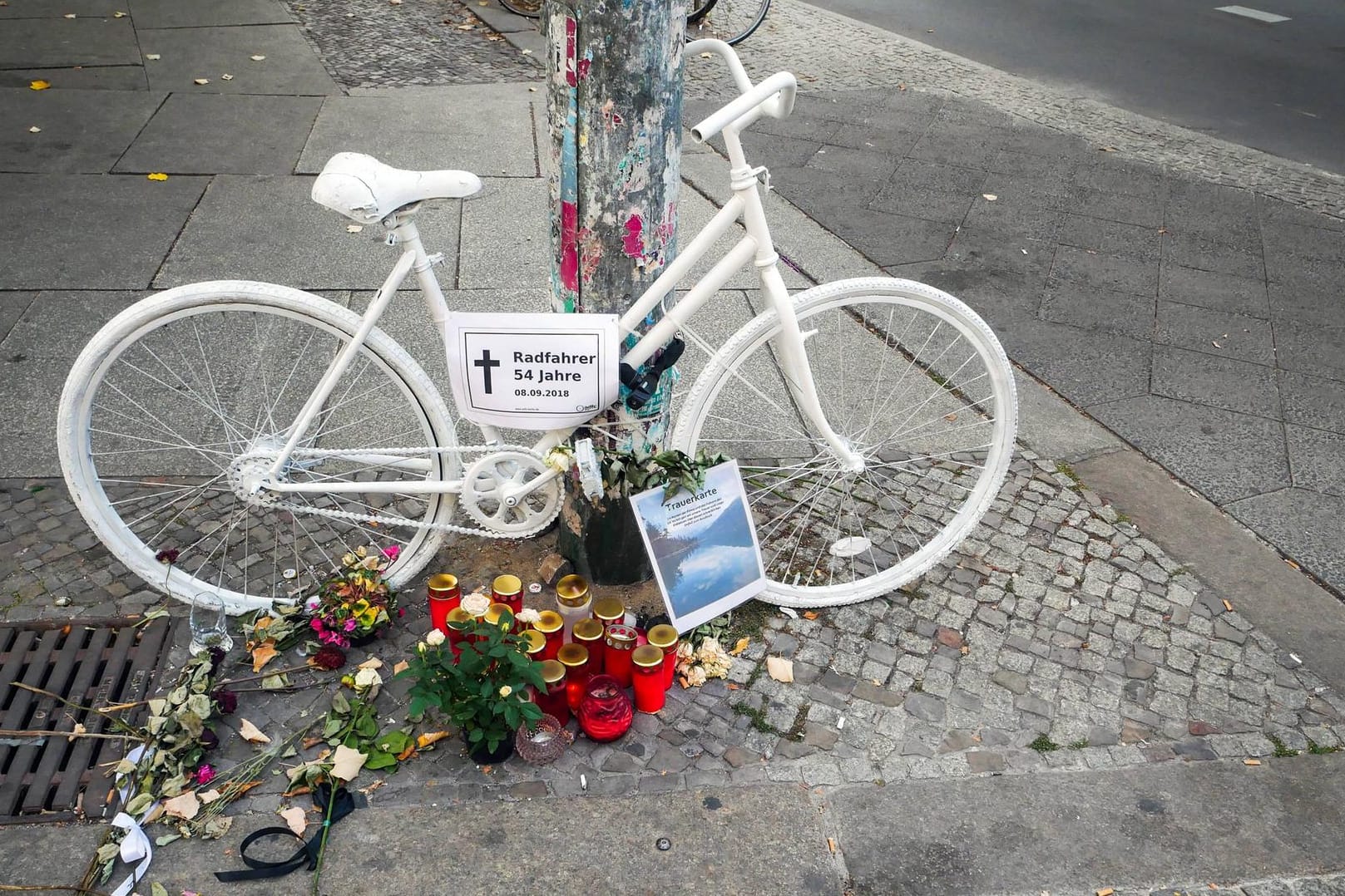Geisterfahrrad: Die weißen Fahrräder werden dort angebracht, wo Radler im Straßenverkehr tödlich verunglückt sind.