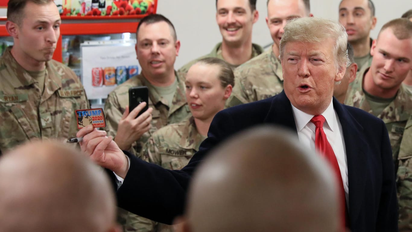 Donald Trump mit Soldaten auf der Al Asad Air Base im Irak: Verdacht der Preisgabe sensibler Informationen.
