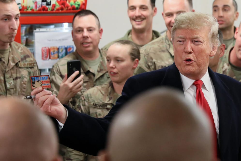 Donald Trump mit Soldaten auf der Al Asad Air Base im Irak: Verdacht der Preisgabe sensibler Informationen.