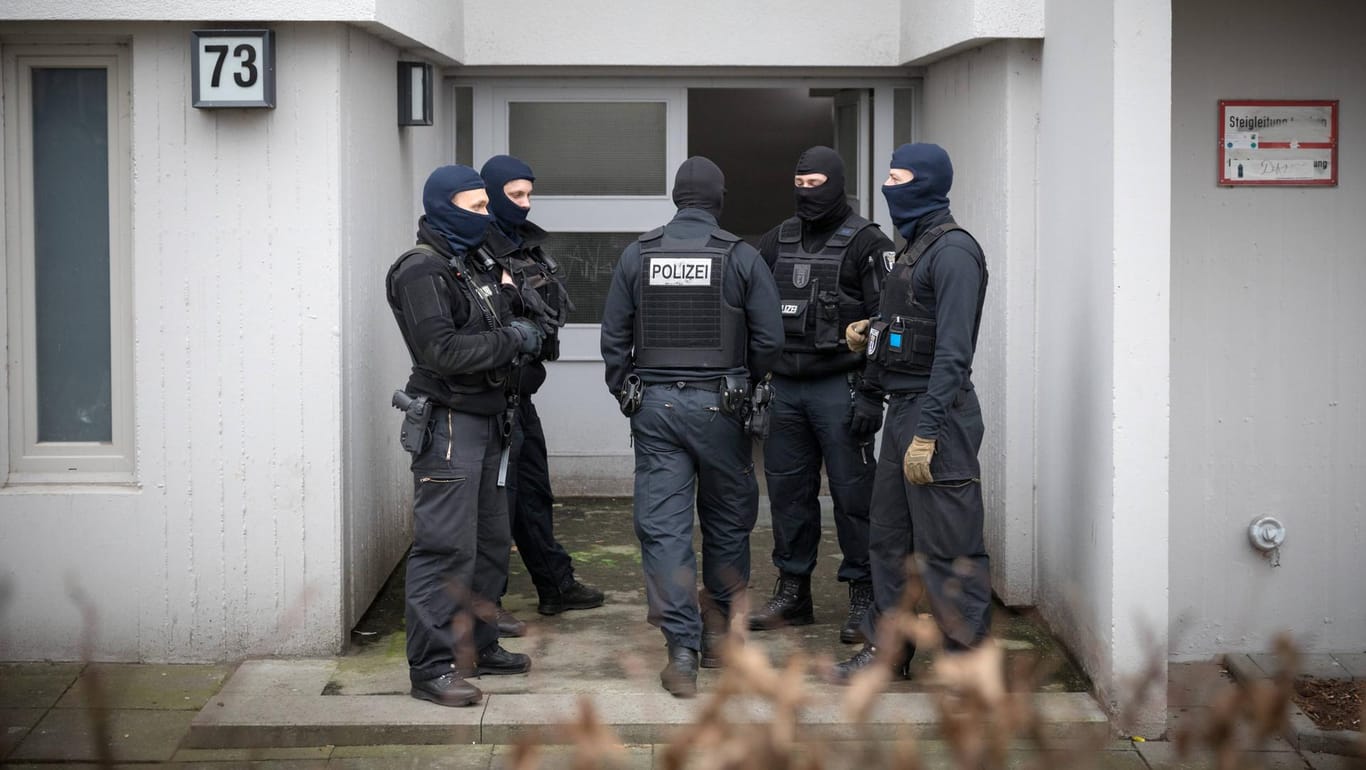 Polizisten bei einer Razzia gegen den Moscheeverein Fussilet 33 in Berlin: Geldflüsse aus dem Ausland im Fokus.