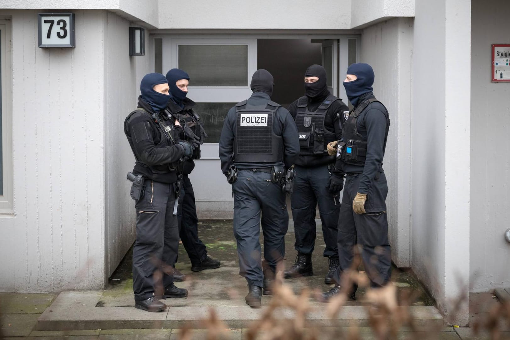 Polizisten bei einer Razzia gegen den Moscheeverein Fussilet 33 in Berlin: Geldflüsse aus dem Ausland im Fokus.