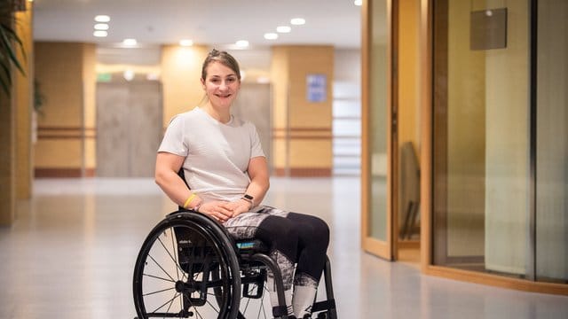 Die nach ihrem Unfall querschnittgelähmte Bahnrad-Olympiasiegerin Kristina Vogel im Unfallkrankenhaus Berlin.