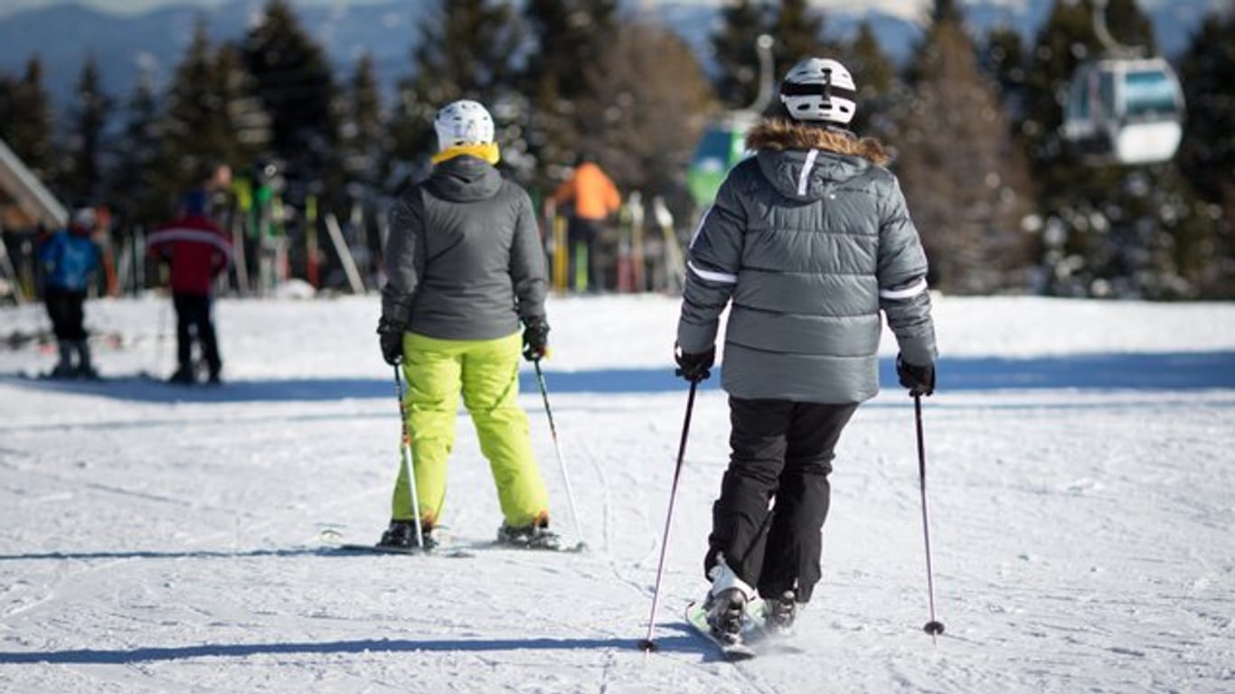 Kurze Ski sind zwar wendiger, rauben Skifahrern aber schneller die Kraft.