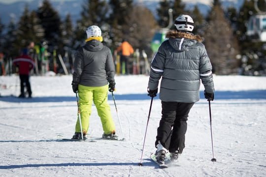 Kurze Ski sind zwar wendiger, rauben Skifahrern aber schneller die Kraft.