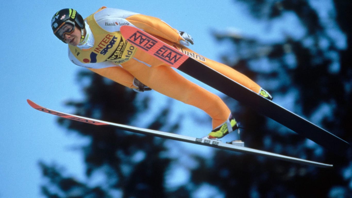 Andreas Goldberger bei einem Sprung während der Vierschanzentournee 1993/1994 in Oberstdorf.