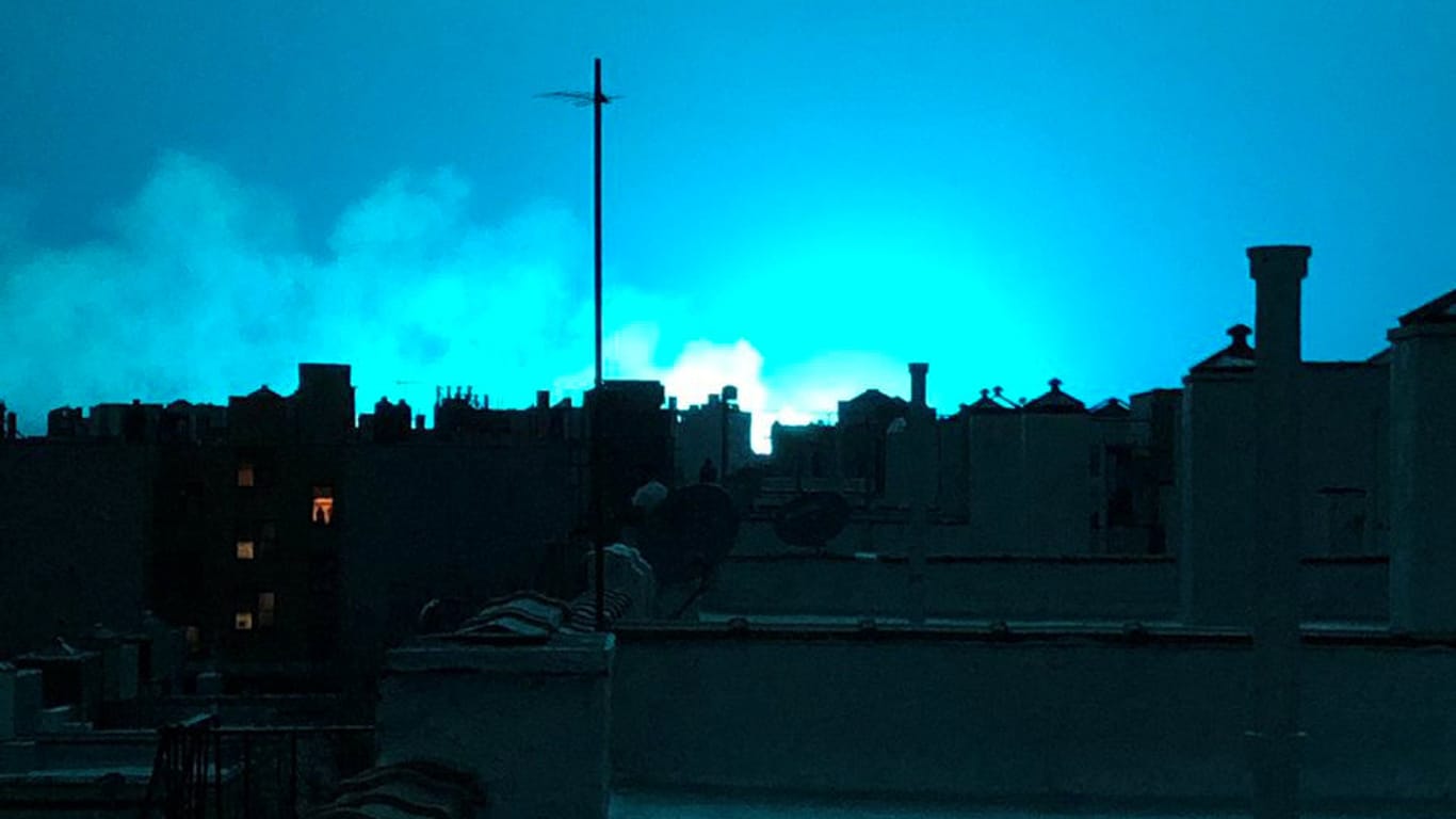 Blaues Licht über New York: Eine Explosion soll für das Licht-Phänomen verantwortlich sein.