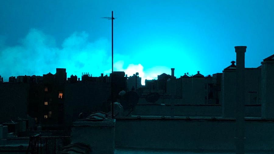 Blaues Licht über New York: Eine Explosion soll für das Licht-Phänomen verantwortlich sein. Blaues Licht über New York: Eine Explosion soll für das Licht-Phänomen verantwortlich sein.