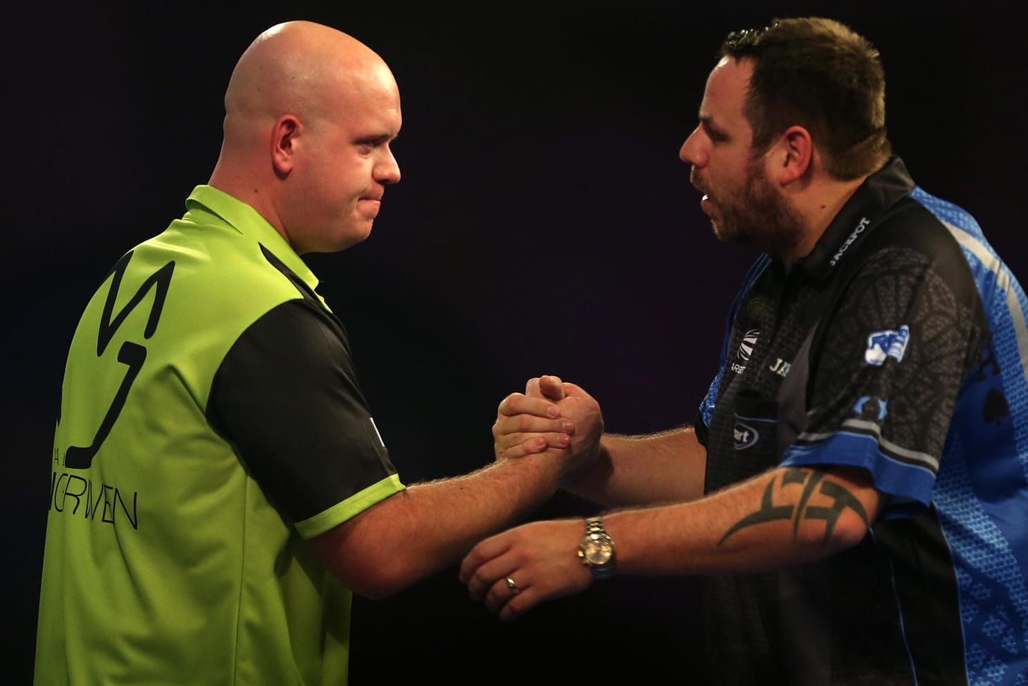 Fairer Verlierer: Adrian Lewis (r.) gratuliert Michael van Gerwen zum Sieg.