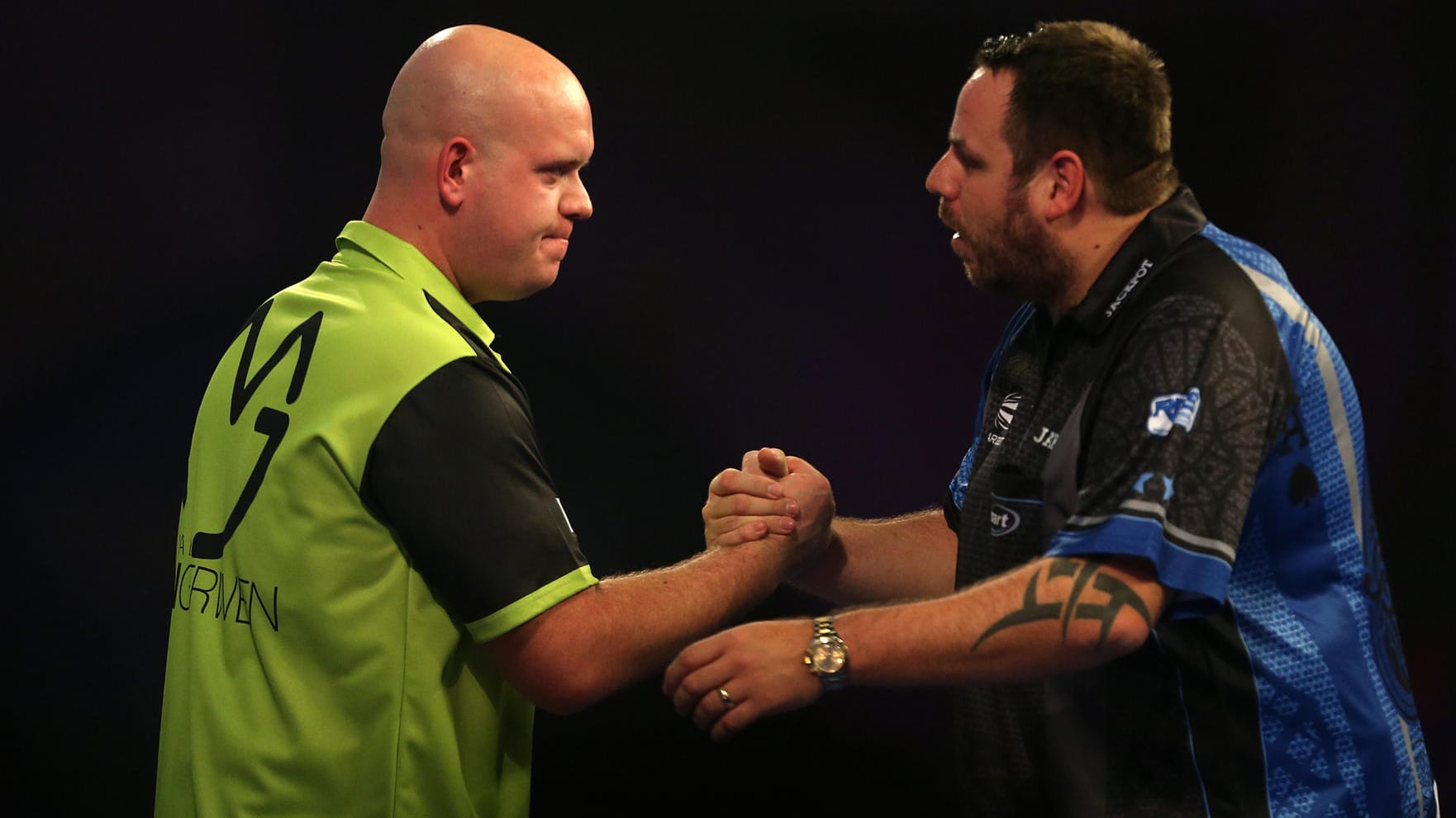 Fairer Verlierer: Adrian Lewis (r.) gratuliert Michael van Gerwen zum Sieg.