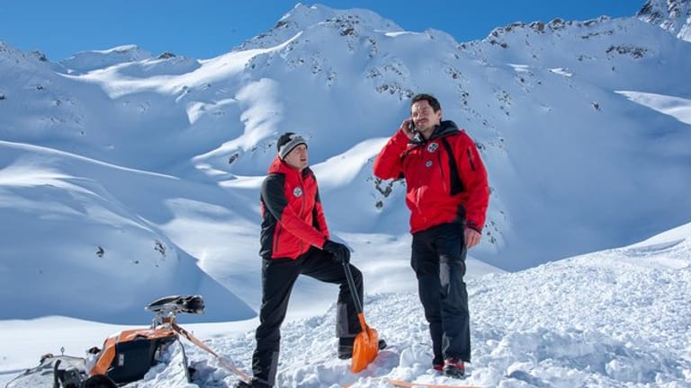 Ungewöhnlicher Suchauftrag für Rudi (Michael Pascher, l) und Tobias (Markus Brandl): Irgendwo unter dem Schnee sollen 500.
