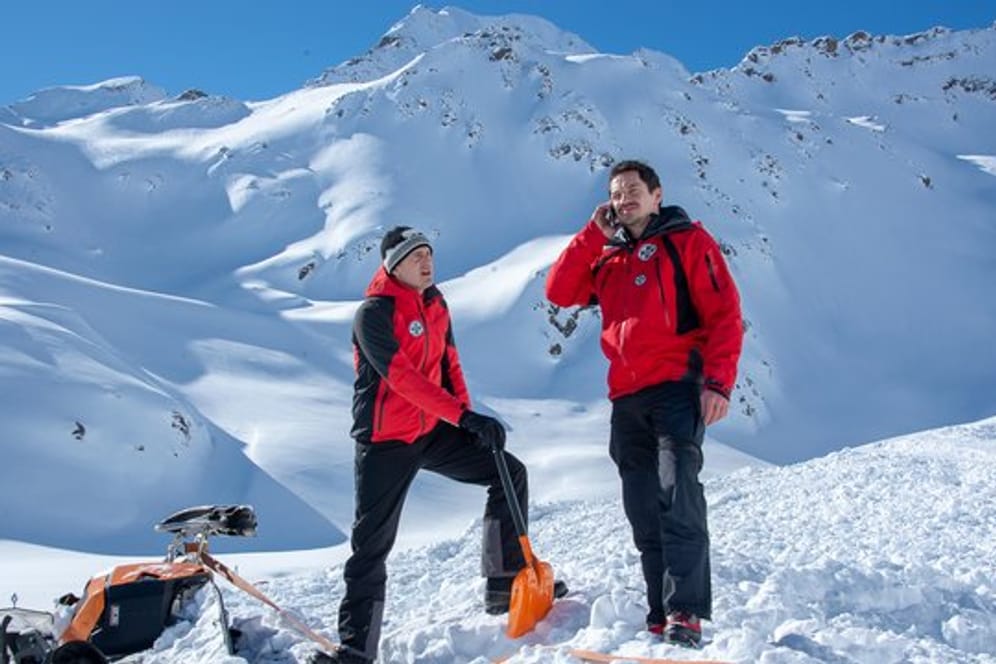 Ungewöhnlicher Suchauftrag für Rudi (Michael Pascher, l) und Tobias (Markus Brandl): Irgendwo unter dem Schnee sollen 500.
