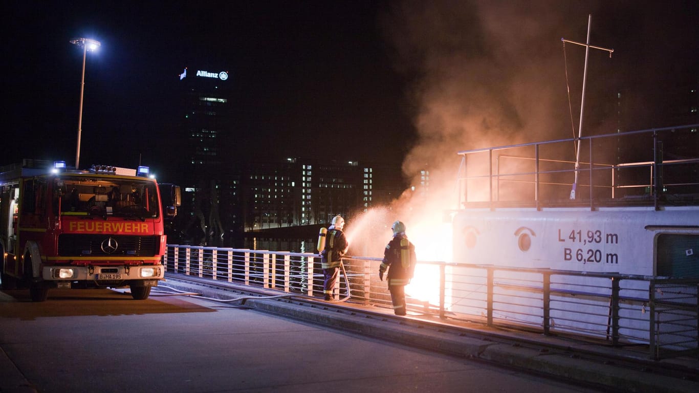 Das Hausboot bei "Berlin – Tag & Nacht" steht in Flammen.