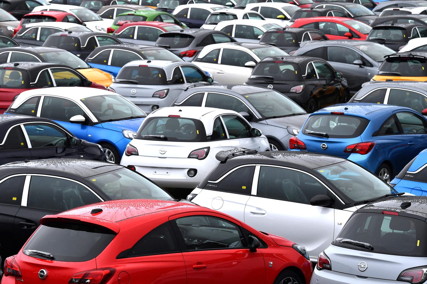 Seltene Farb-Vielfalt vor einem Opelwerk in Eisenach: Die meisten neuen Autos – nämlich drei Viertel aller Neuwagen – in Deutschland sind grau, schwarz oder weiß.