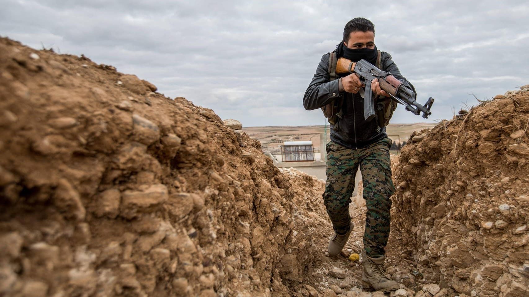 Ein kurdischer Kämpfer im Februar 2018 nördlich von Manbidsch: Die Kurden-Miliz hat das Assad-Regime um Unterstützung gegen die Türkei gebeten.