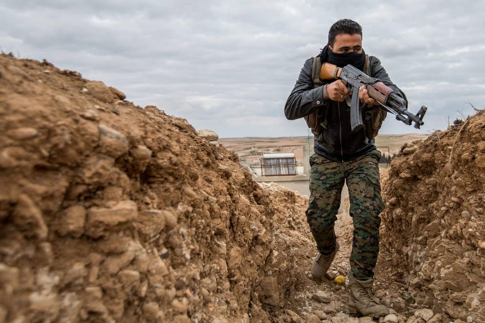 Ein kurdischer Kämpfer im Februar 2018 nördlich von Manbidsch: Die Kurden-Miliz hat das Assad-Regime um Unterstützung gegen die Türkei gebeten.