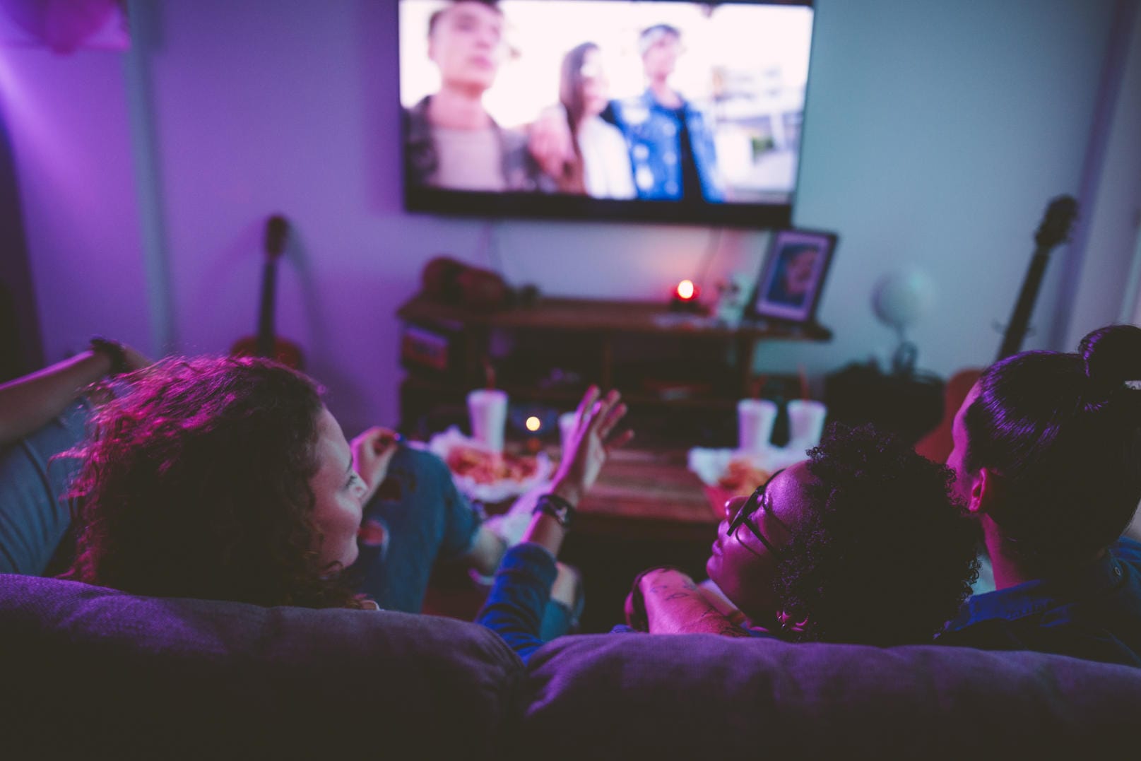 Freunde schauen sich gemeinsam einen Film an: Die Deutschen geben im Durchschnitt mehr als 600 Euro für einen neuen Fernseher aus.