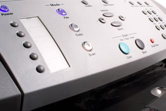Faxgerät: Technische Mängel des internationalen Fax-Standards T.30 lassen sich ausnutzen, um die Kontrolle über einen Fax-Drucker sowie im gleichen Netz angeschlossene Computer zu erlangen.