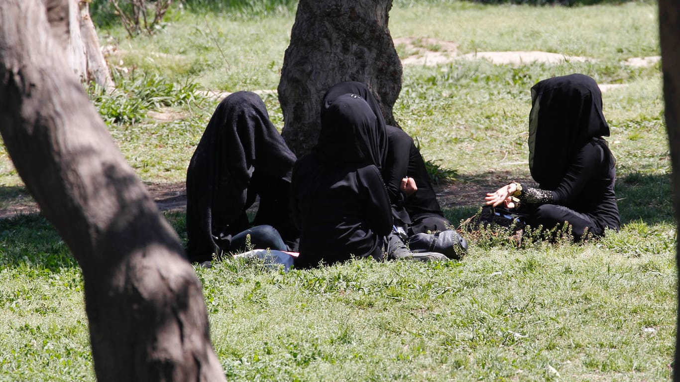 Verschleierte Frauen in der syrischen Stadt Rakka, 2014: Während der Herrschaft der IS-Terrormiliz kontrollierte eine sogenannte Sittenpolizei die Einhaltung der Kleidungsvorschriften.