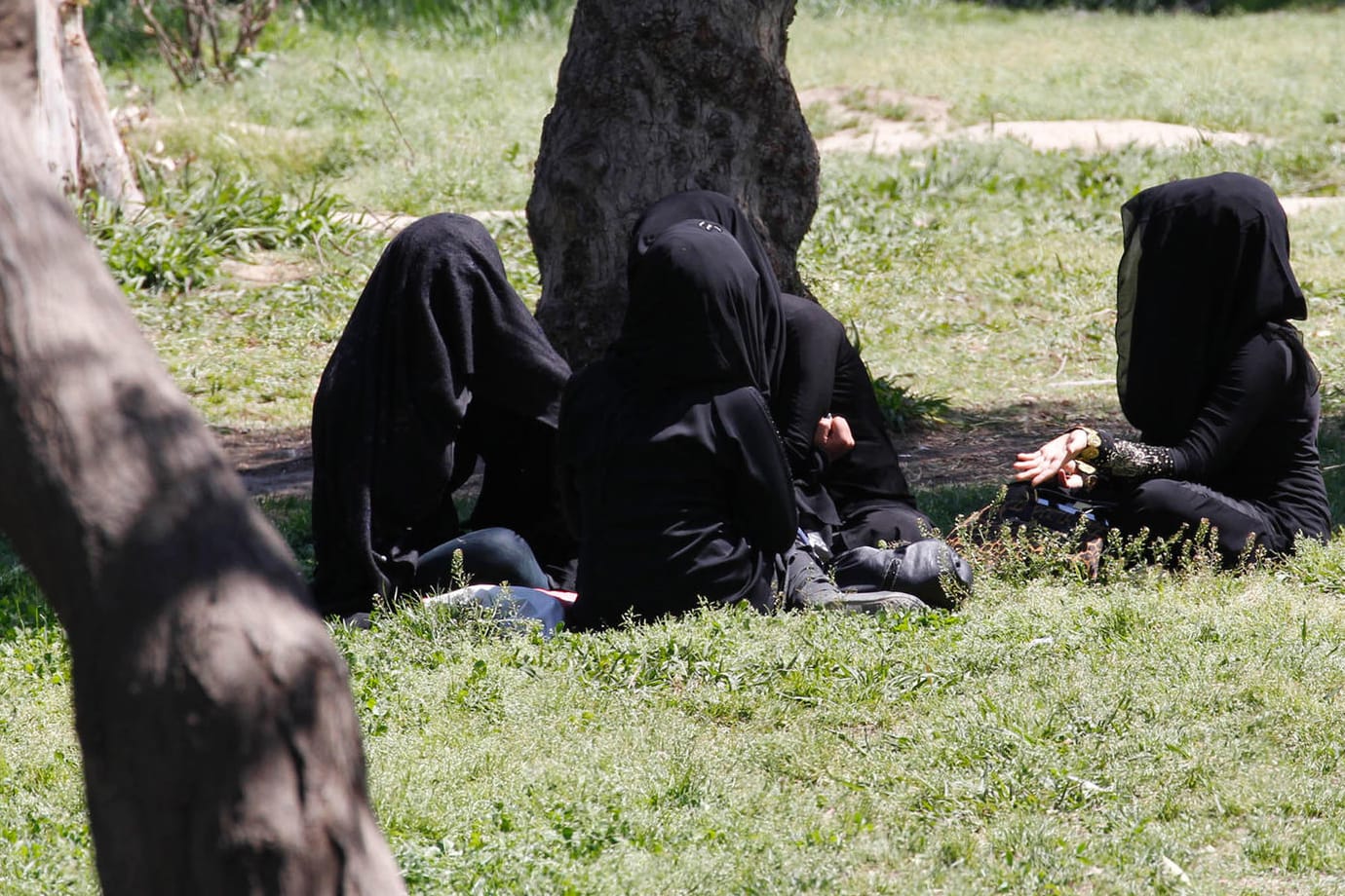 Verschleierte Frauen in der syrischen Stadt Rakka, 2014: Während der Herrschaft der IS-Terrormiliz kontrollierte eine sogenannte Sittenpolizei die Einhaltung der Kleidungsvorschriften.