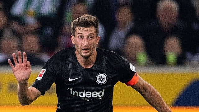 Hat bei Eintracht Frankfurt einen Vertrag bis 2021: David Abraham. Hat bei Eintracht Frankfurt einen Vertrag bis 2021: David Abraham.