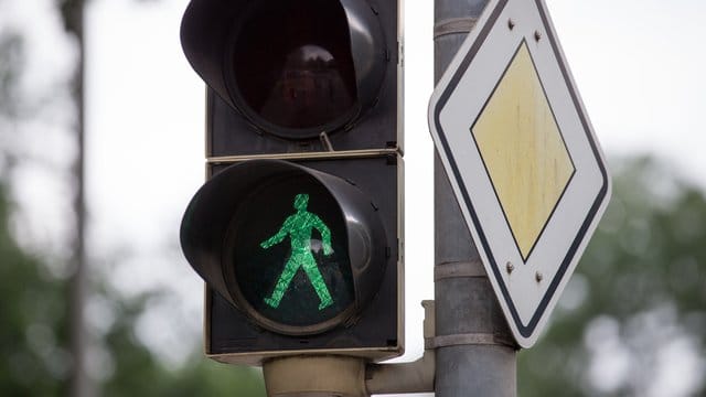 Wer eine vorhandene Fußgängerampel nicht nutzt und stattdessen in der Nähe davon über die Straße geht, handelt fahrlässig. Wer eine vorhandene Fußgängerampel nicht nutzt und stattdessen in der Nähe davon über die Straße geht, handelt fahrlässig.