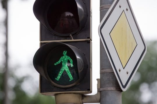 Wer eine vorhandene Fußgängerampel nicht nutzt und stattdessen in der Nähe davon über die Straße geht, handelt fahrlässig.