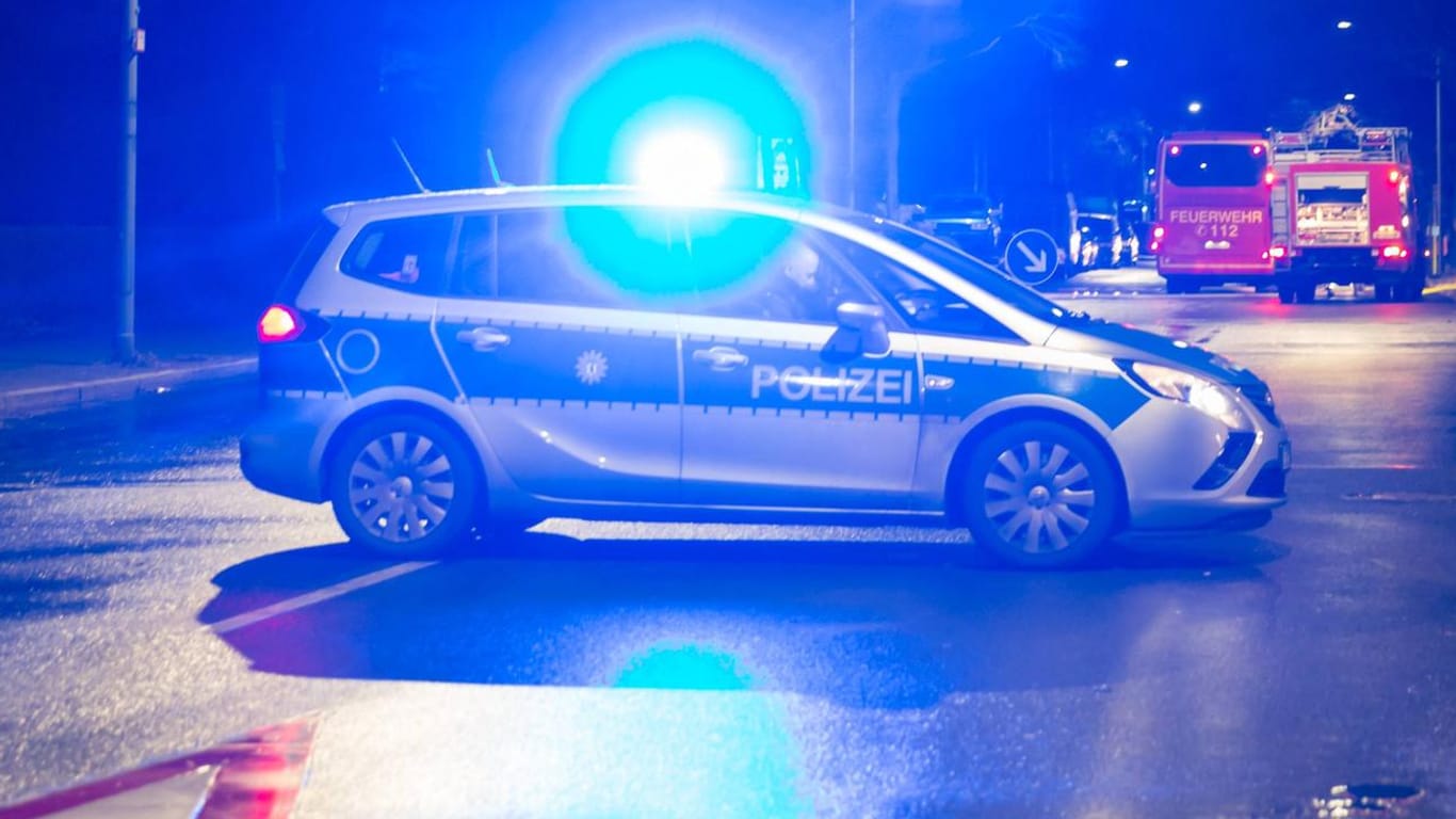 Ein Polizeifahrzeug sperrt ein Straße in Berlin ab: Die schwerverletzte Frau war im Stadtteil Neukölln gefunden worden.