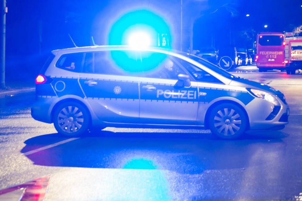 Ein Polizeifahrzeug sperrt ein Straße in Berlin ab: Die schwerverletzte Frau war im Stadtteil Neukölln gefunden worden.