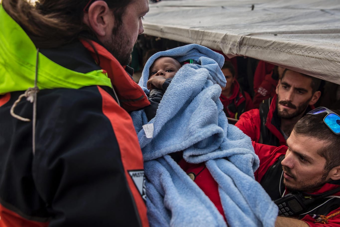 Helfer bringen ein Baby an Land: Das Rettungsschif mit Hunderten Flüchtlingen war eine Woche im Mittelmeer unterwegs.