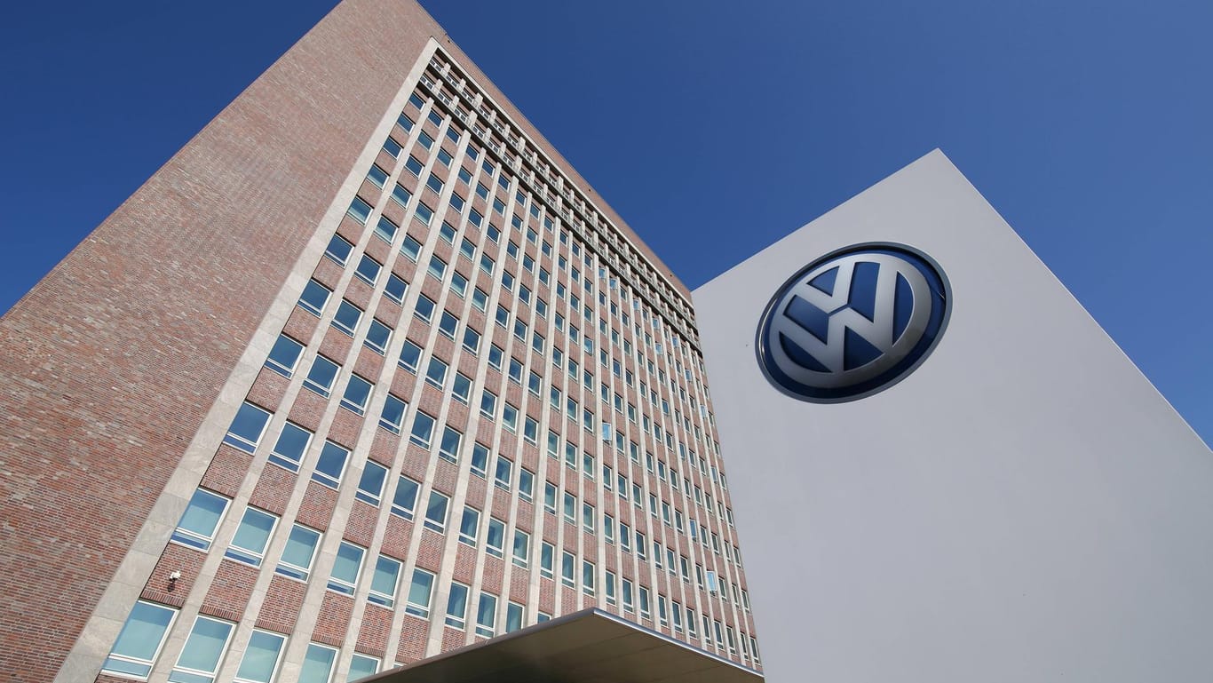 Hochhaus mit VW-Logo: Der Autobauer VW warnt vor negativen Konsequenzen nach einer Hardware-Umrüstung.
