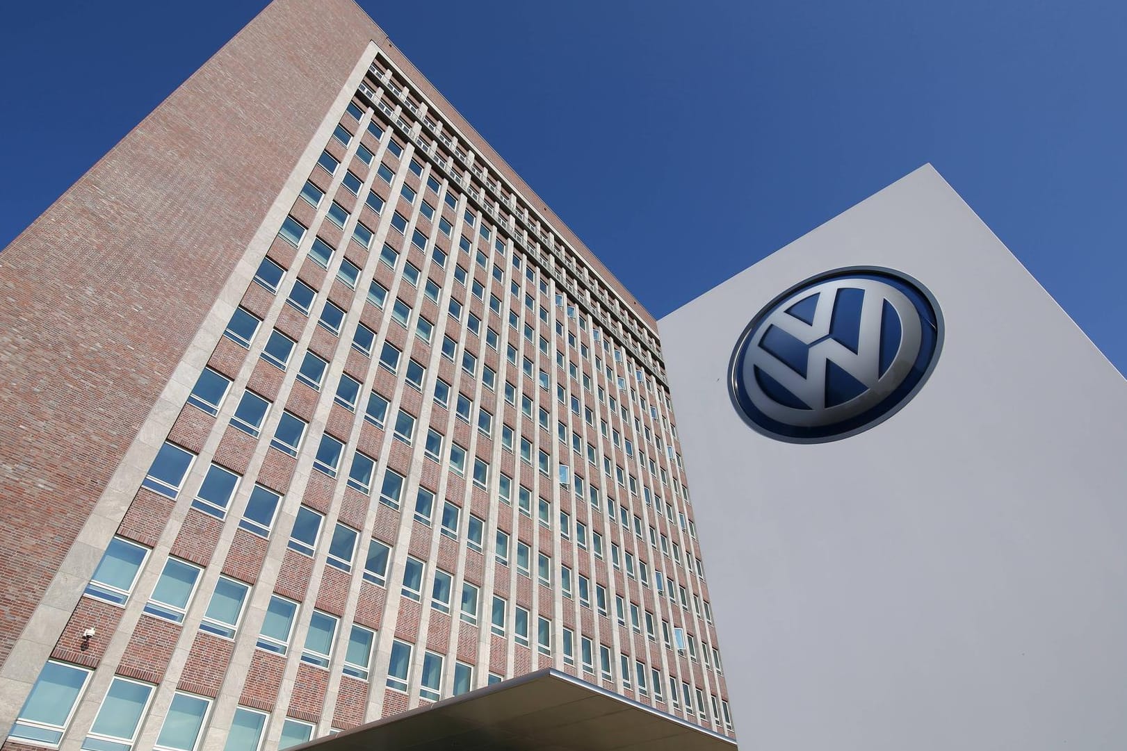 Hochhaus mit VW-Logo: Der Autobauer VW warnt vor negativen Konsequenzen nach einer Hardware-Umrüstung.