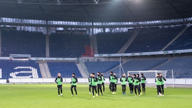 Die Mannschaft von Hannover 96 trainiert im Stadion.