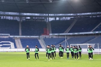 Die Mannschaft von Hannover 96 trainiert im Stadion.