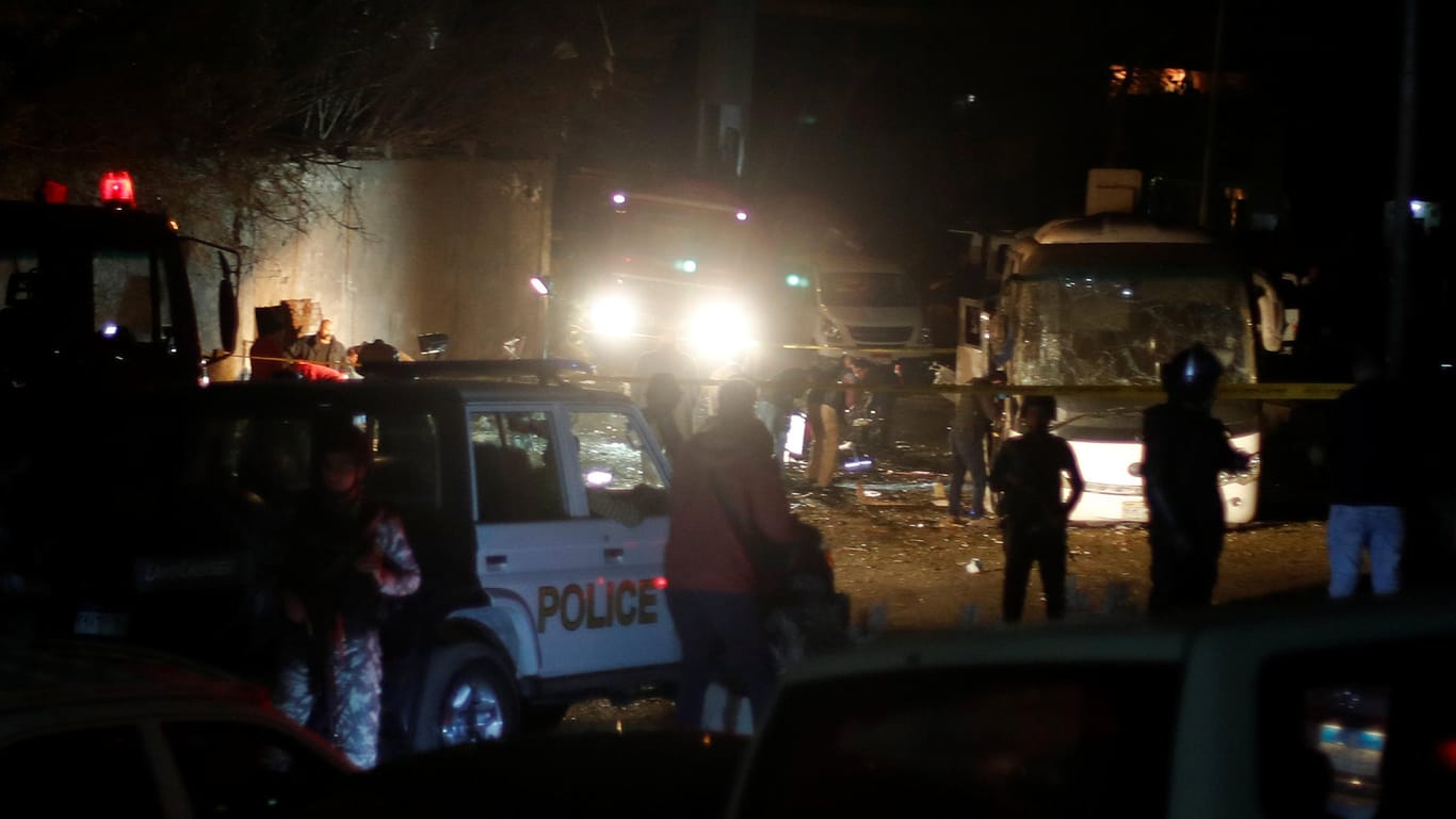 Terrorakt in Gizeh: Sicherheitskräfte stehen nahe des schwer beschädigten Busses.