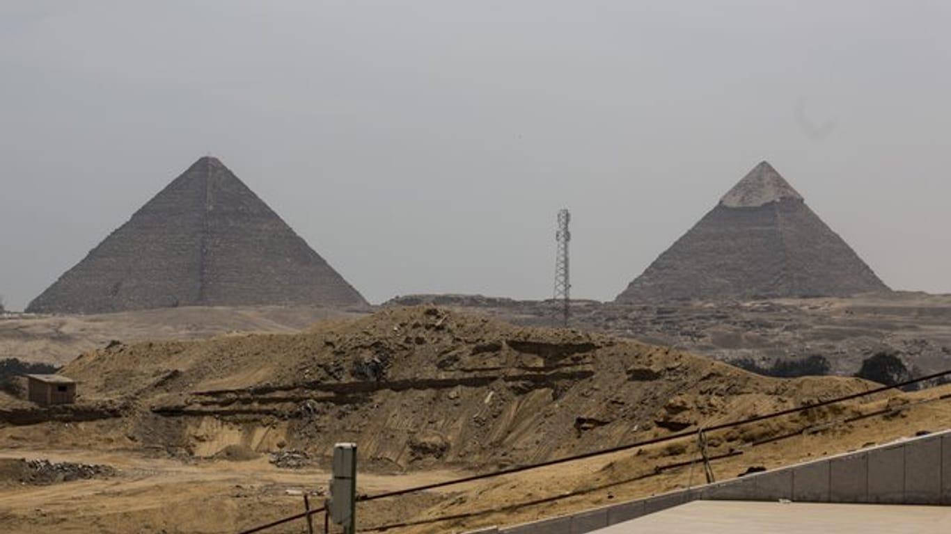 Blick auf die Pyramiden von Gizeh.