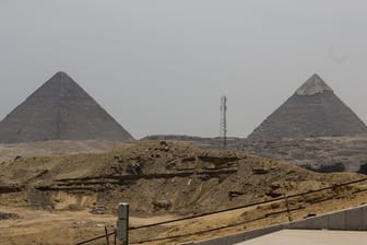 Blick auf die Pyramiden von Gizeh.