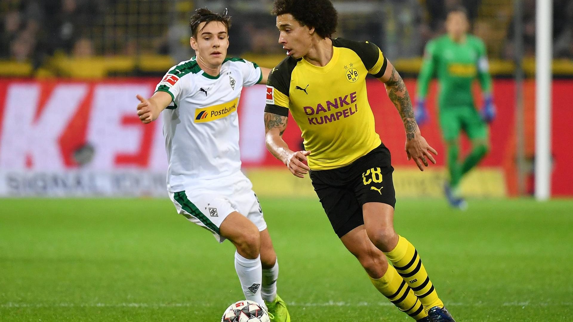 Dortmunds Witsel (r.) im Duell mit Gladbachs Neuhaus: Beide Teams waren in der Bundesliga-Hinrunde besonders effektiv.