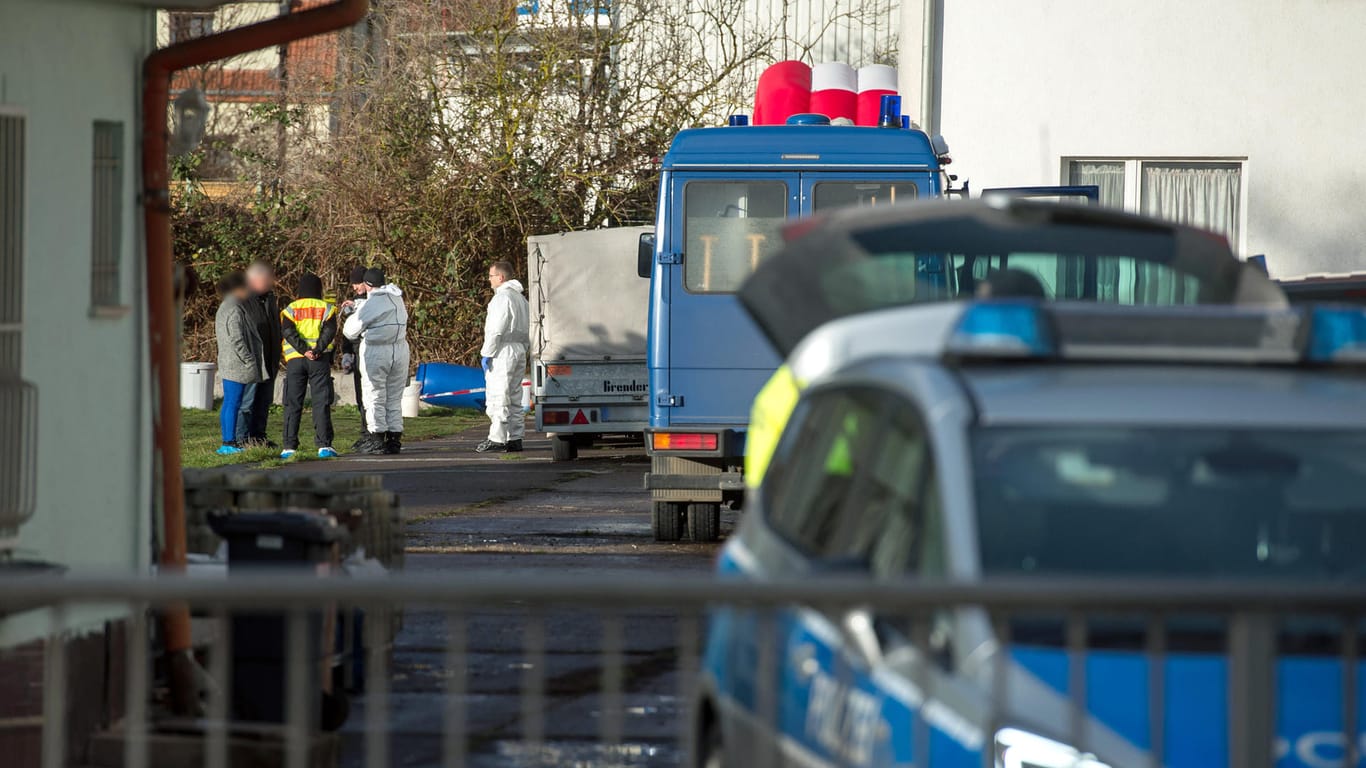 Polizisten am Fundort zweier Leichen in Nordhausen: Die Polizei hat einen Tatverdächtigen in dem Tötungsfall gefasst.