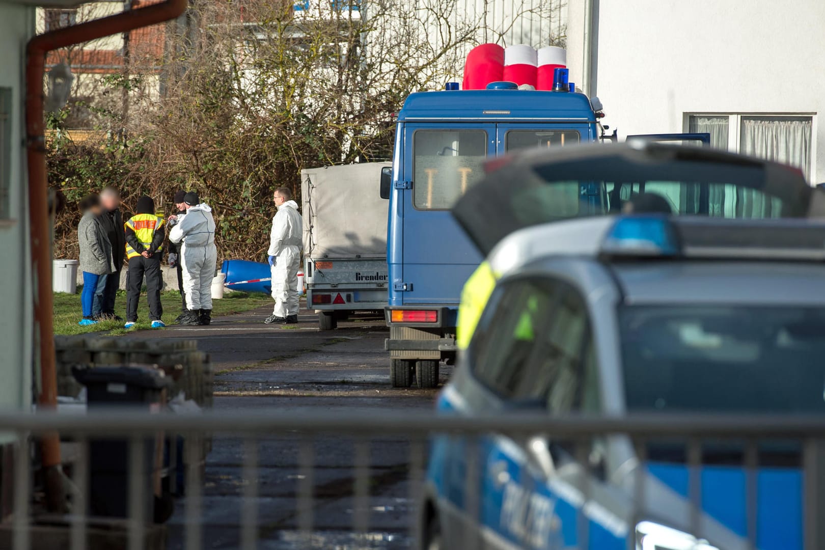 Polizisten am Fundort zweier Leichen in Nordhausen: Die Polizei hat einen Tatverdächtigen in dem Tötungsfall gefasst.