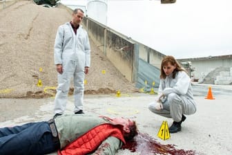 Rupert (Barnaby Metschurat) und Ann Kathrin Klaasen (Christiane Paul) untersuchen die Leiche von Reinhold Münzner (Frank Köbe).