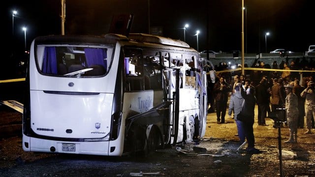 Sicherheitskräfte nach dem Bombenanschlag auf einen Bus am Anschlagsort.