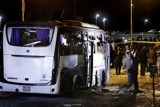 Sicherheitskräfte nach dem Bombenanschlag auf einen Bus am Anschlagsort.