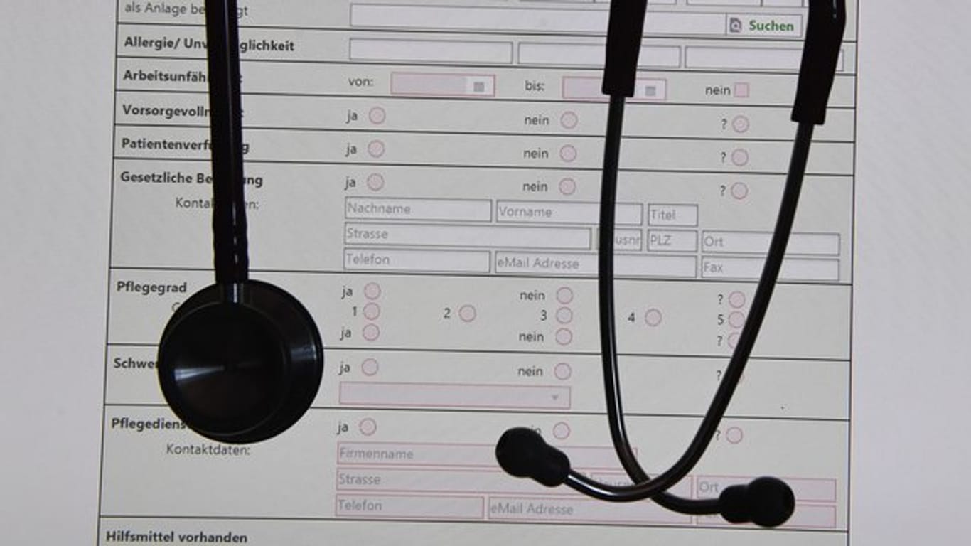 Ein Stethoskop vor einem Bildschirm mit einer digitalen Patientenakte.