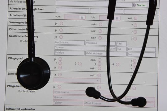 Ein Stethoskop vor einem Bildschirm mit einer digitalen Patientenakte.