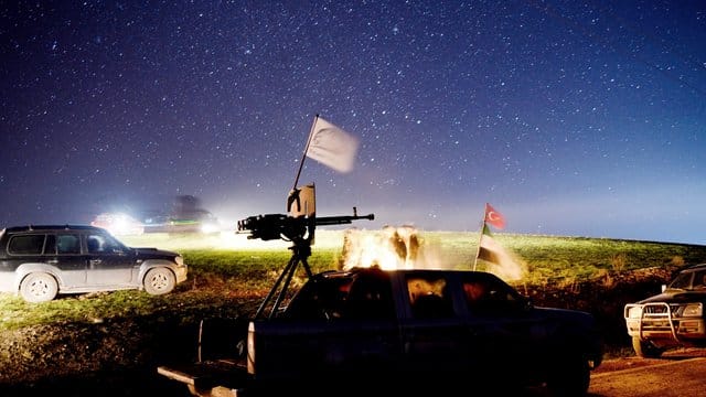 Soldaten der Freien Syrischen Armee, die von der Türkei unterstützt wird, sammeln sich in der Nähe der nordsyrischen Stadt Manbidsch mit ihren Fahrzeugen. Soldaten der Freien Syrischen Armee, die von der Türkei unterstützt wird, sammeln sich in der Nähe der nordsyrischen Stadt Manbidsch mit ihren Fahrzeugen.