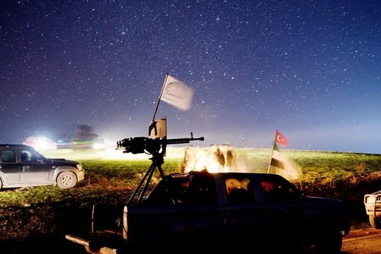 Soldaten der Freien Syrischen Armee, die von der Türkei unterstützt wird, sammeln sich in der Nähe der nordsyrischen Stadt Manbidsch mit ihren Fahrzeugen.