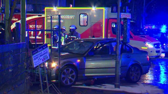 In Berlin-Gesundbrunnen ist ein Autofahrer in eine Gruppe Fußgänger gerast.