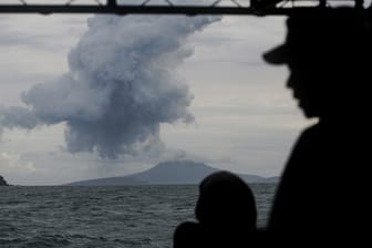 Marinesoldaten beobachten eine Rauchwolke über dem Vulkan Anak Krakatau.